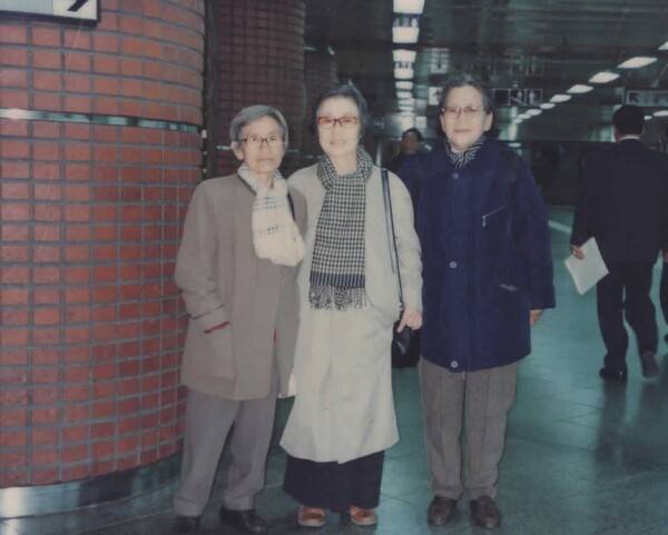 고인(왼쪽)이 필자의 어머니 고 주명순(오른쪽) 선생과 함께 찍은 사진. 박윤경씨 제공