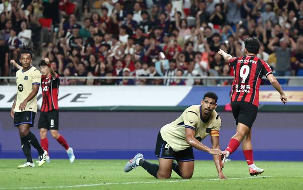 FC서울의 조영욱이 31일 서울월드컵경기장에서 열린 FC바르셀로나와 경기에서 만회골을 터트린 뒤 기뻐하고 있다. 연합뉴스