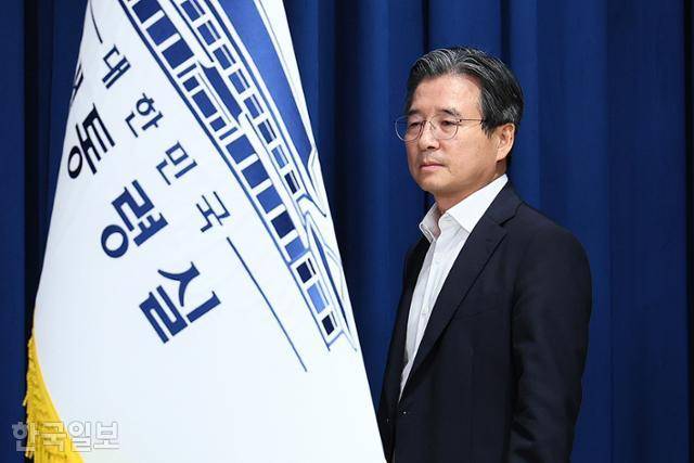 김용범 정책실장이 30일 서울 용산 대통령실 청사에서 비상경제점검TF 관련 브리핑에 참석하고 있다. 왕태석 선임기자