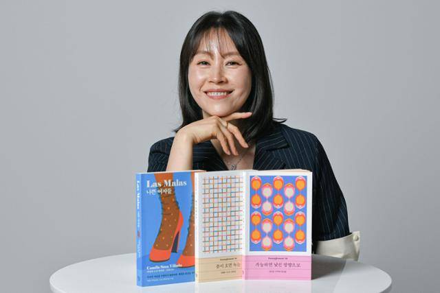 MBC를 대표한 아나운서 출신 박혜진 다람출판사 대표가 23일 서울 중구 한국일보사에서 올해 펴낸 소설 3권과 함께 포즈를 취하고 있다. 남동균 인턴기자