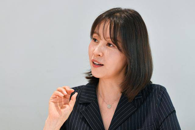 박혜진 다람출판사 대표는 "이야기를 전달한다는 점에서 방송과 출판은 비슷한 면이 있다"면서도 "책은 서점에 가서 직접 고르고 물성을 느껴보고 문장에 밑줄도 긋고 행간의 의미를 살피는 사유의 과정이 있기에 굉장히 적극적이고 능동적인 태도가 필요한 매체"라고 했다. 남동균 인턴기자