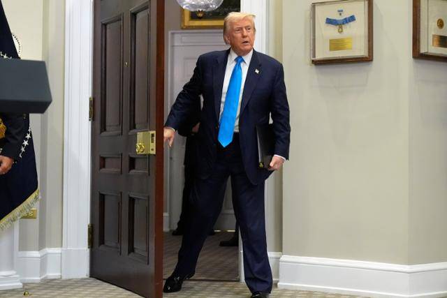 도널드 트럼프 미국 대통령이 30일 미 보훈부(VA) 주택 대출 프로그램 개혁 법안에 서명하기 위해 미 워싱턴 백악관 루스벨트룸으로 들어가고 있다. 워싱턴=AP 연합뉴스