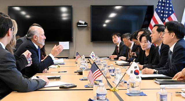 구윤철(오른쪽 두 번째) 부총리 겸 기획재정부 장관이 29일 미국 워싱턴 상무부 청사에서 하워드 러트닉(왼쪽 세 번째) 미 상무장관과 통상 협의를 하고 있다. 기획재정부 제공