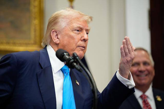 도널드 트럼프 미국 대통령이 30일 워싱턴 백악관 루스벨트룸에서 의회 법안에 서명한 뒤 발언하고 있다. 워싱턴=UPI 연합뉴스