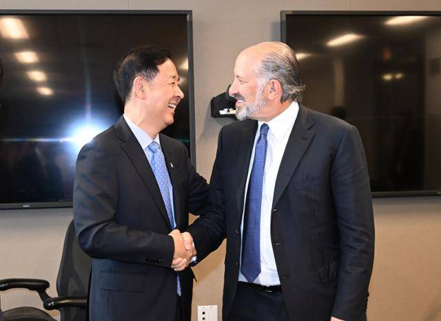 구윤철(왼쪽) 경제부총리 겸 기획재정부 장관이 29일(현지시간) 미국 상무부에서 하워드 러트닉 상무장관과 통상협의에 앞서 악수하며 인사하고 있다. 기획재정부 제공