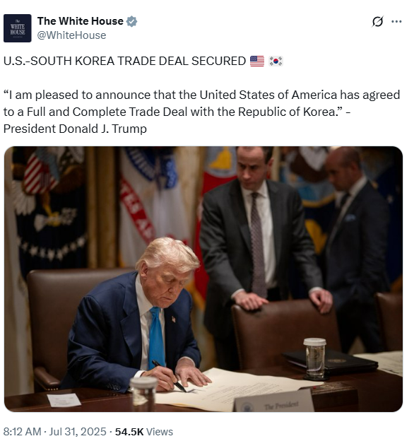 30일 도널드 트럼프 미국 대통령이 한미 상호 관세 협상 타결 소식을 전하며 "미국이 대한민국과 포괄적이고 완전한 무역 협정에 합의했다는 소식을 전하게 되어 기쁘다"고 밝힌 백악관 엑스(X) 계정 게시물. 백악관 X 캡처