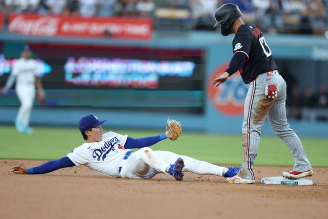 LA 다저스 2루수 김혜성(왼쪽)이 23일 미국 캘리포니아주 로스앤젤레스의 다저스타디움에서 열린 미네소타전에서 수비를 하고 있다. 로스앤젤레스=AP 뉴시스