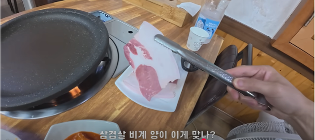 여행 유튜버 '꾸준 kkujun'이 19일 자신의 채널에 올린 울릉도 여행 영상의 일부. 삼겹살을 주문하니 비계 함량이 70% 이상인 고기가 나온 장면이다. 이후 점주는 "찌개용 앞다리살을 꺼내 뒀는데, 직원이 잘못 드렸다"고 해명했다. 유튜브 캡처