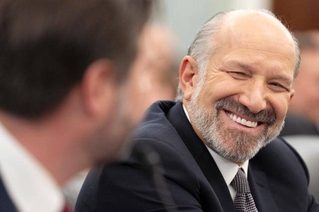 하워드 러트닉 미국 상무장관이 지난 1월 워싱턴 미 의사당에서 열린 상원 상무·과학·교통위원회 인사 청문회에서 미소를 짓고 있다. 워싱턴=AP 연합뉴스