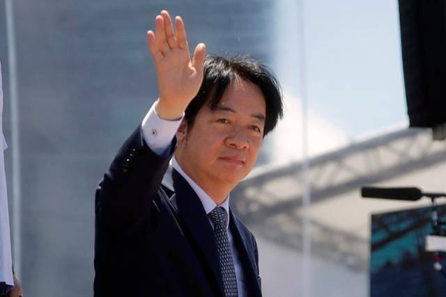 지난달 8일 라이칭더 대만 총통이 가오슝 항구에서 열린 해상 대테러 훈련 후 손을 흔들고 있다. 가오슝=AP 연합뉴스
