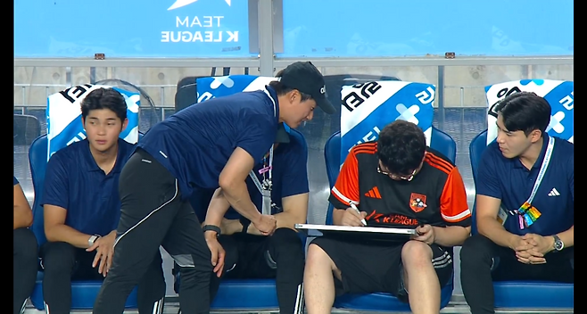 30일 수원월드컵경기장에서 열린 팀 K리그와 뉴캐슬의 2025 쿠팡플레이 시리즈 1경기 중 이정효 코치가 인플루언서 감스트에게 전술 내용을 전달하고 있다. 사진=쿠팡플레이 갈무리