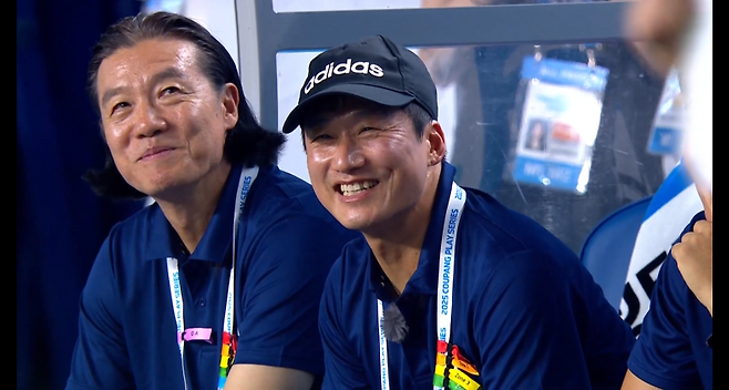 30일 수원월드컵경기장에서 열린 팀 K리그와 뉴캐슬의 2025 쿠팡플레이 시리즈 1경기 중 미소 짓는 김판곤 감독과 이정효 감독의 모습. 사진=쿠팡플레이 갈무리