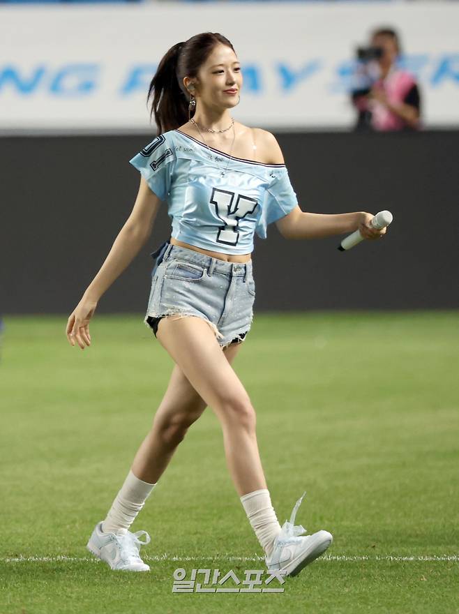 ‘2025 쿠팡플레이 시리즈’ 팀 K리그와 뉴캐슬의 경기가 30일 오후 수원월드컵경기장에서 열렸다. 그룹 아이브가 하프타임 그라운드 공연을 하고있다. 수원=정시종 기자 capa@edaily.co.kr /2025.07.30.