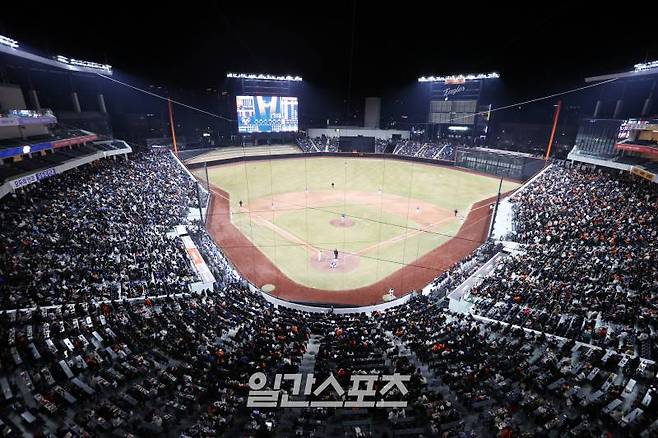 17일 오후 대전 한화생명 볼파크에서 열린 '2025 신한 SOL Bank KBO리그' 삼성 라이온즈와 한화 이글스의 시범경기 갑작스런 한파에도 불구하고 많은 팬들이 경기장을 가득 메우고있다. 대전=정시종 기자 capa@edaily.co.kr /2025.03.17.