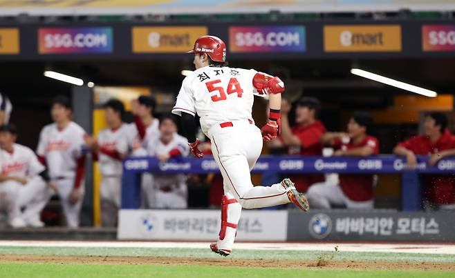 최지훈이 안타를 치고 출루하고 있다. 사진=SSG 랜더스
