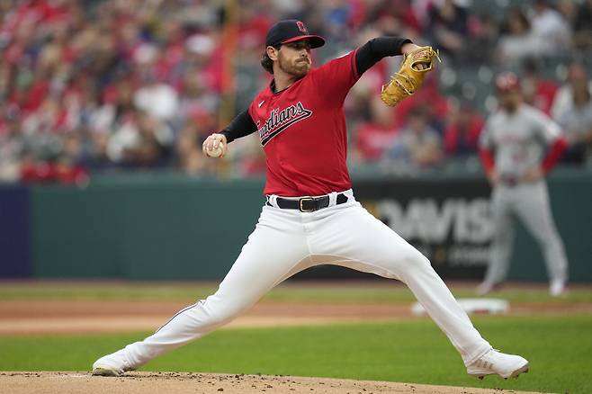 <yonhap photo-1361=""> Cleveland Guardians' Shane Bieber pitches to a Cincinnati Reds batter during the first inning of a baseball game Wednesday, Sept. 27, 2023, in Cleveland. (AP Photo/Sue Ogrocki)/2023-09-28 07:53:29/ <저작권자 ⓒ 1980-2023 ㈜연합뉴스. 무단 전재 재배포 금지.></yonhap>