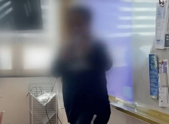 해당 남성이 교실에서 춤을 추고 있다. [사진=JTBC '사건반장' 캡처]