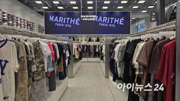 31일 무신사 스토어 강남 1층에 바련된 '무신사 영' 공간.