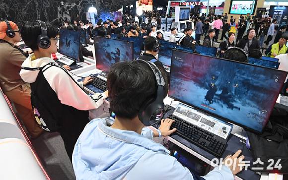 지난해 부산 해운대구 벡스코에서 열린 국제게임전시회 '지스타 2024' 넷마블 부스에서 관객들이 게임을 체험하고 있다. [사진=곽영래 기자]