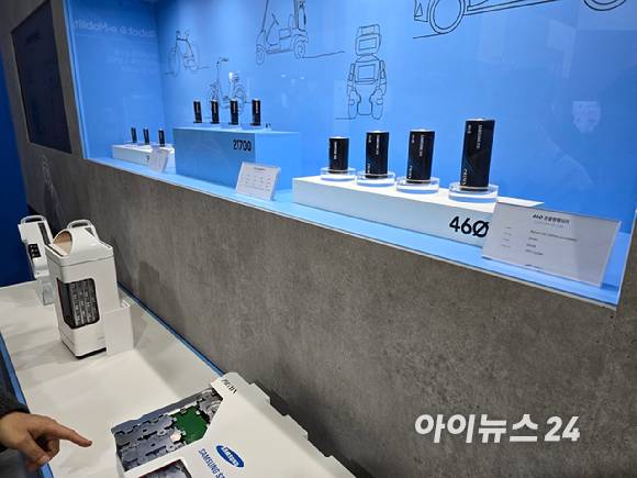 삼성SDI가 '인터배터리 2025'에서 선보인 46파이 등 원통형 배터리 제품. [사진=김종성 기자]