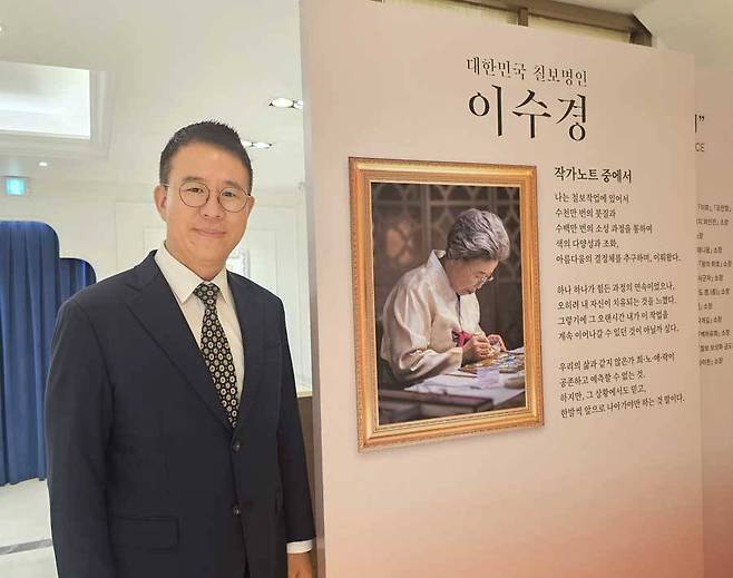 모친 이수경 명인의 사진 앞에 선 김홍범 대표 / 출처=IT동아