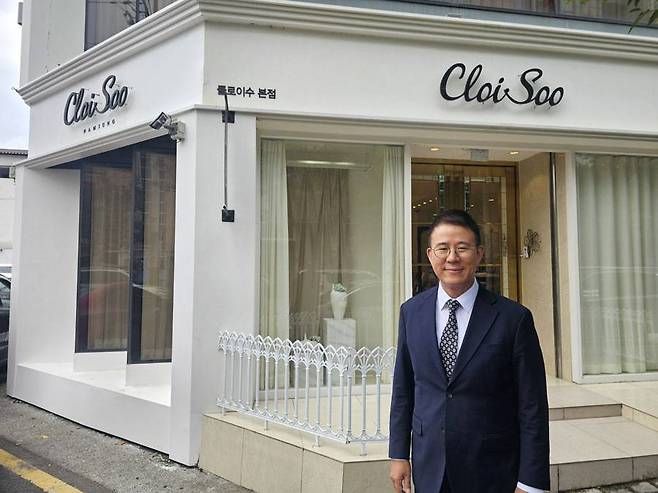 울산 남구 쿨로이수 본점 앞에 선 김홍범 대표 / 출처=IT동아