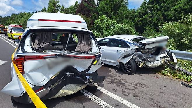 오늘(31일) 오전 10시 50분쯤 서귀포시 안덕면 상창교차로에서 발생한 교통사고 현장 (제주소방안전본부 제공)