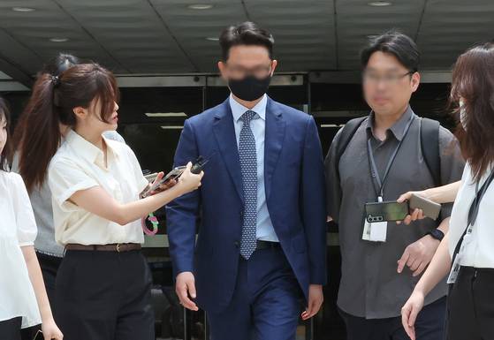 김건희 여사에게 명품 가방과 목걸이를 전달한 혐의를 받는 윤영호 전 통일교 세계본부장이 30일 영장실질심사 뒤 법원을 나서고 있다. [뉴스1]