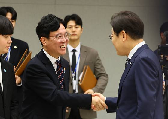 이재명 대통령이 23일 서울 용산 대통령실 청사에서 열린 임명장 및 위촉장 수여식에서 김영훈 고용노동부 장관과 인사하고 있다. 대통령실사진기자단