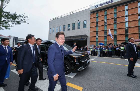 이재명 대통령이 대선 기간인 지난 6월 2일 성남시의료원 앞에 위치한 주민교회에 도착해 인사하고 있다. 뉴스1
