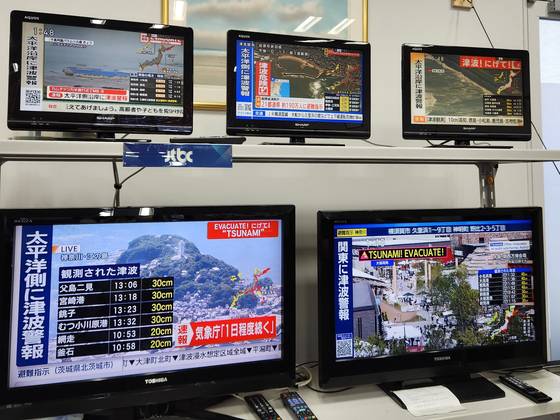 30일 일본 방송사들이 종일 쓰나미 경보 뉴스를 전하면서 대피를 호소했다.오누키 도모코 특파원