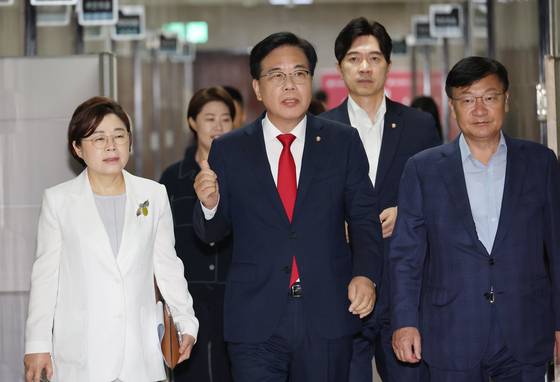 송언석 국민의힘 비상대책위원장 겸 원내대표가 31일 국회에서 열린 비상대책위원회의에 참석하고 있다. 연합뉴스