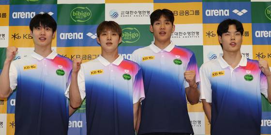 지난 24일 싱가포르 출국 전 '파이팅'을 외치는 황선우, 김우민, 김영범, 이호준(왼쪽부터). 연합뉴스