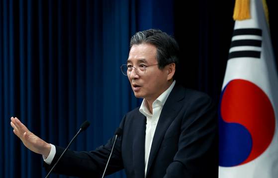 김용범 대통령실 정책실장이 31일 서울 용산 대통령실 청사에서 한·미 관세 협상 타결 관련 브리핑 뒤 취재진의 질문에 답하고 있다. 연합뉴스