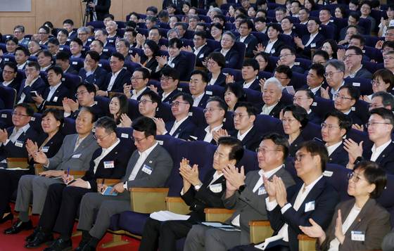 31일 정부서울청사에서 열린 이재명 대통령의 고위공직자 특별 강연에서 장관 등 참석 공직자들이 박수치고 있다. 연합뉴스