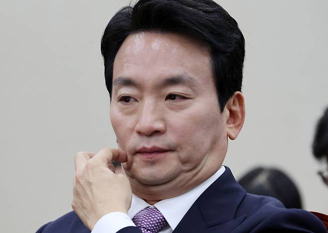 박장범 한국방송공사 사장 후보자가 지난해 11월19일 서울 여의도 국회에서 열린 과학기술정보방송통신위원회 인사청문회에서 잠시 얼굴을 만지고 있다. /뉴시스