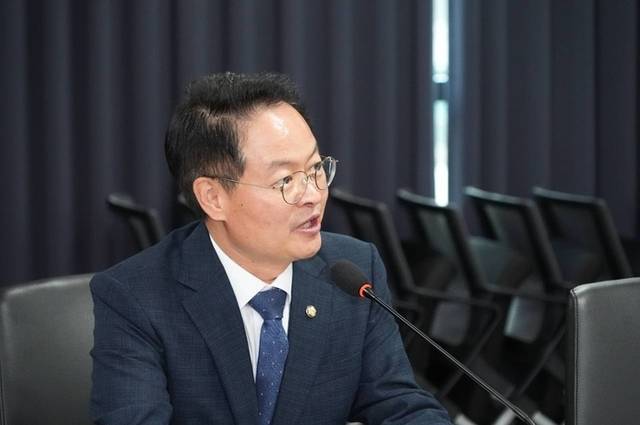 ▲ 허영 국회의원이 31일 서울정부청사 별관에서 열린 국정기획위원회 균형성장특별위원회 및 국정과제TF 간담회에서 발언하고 있다. 허영 의원실 제공.