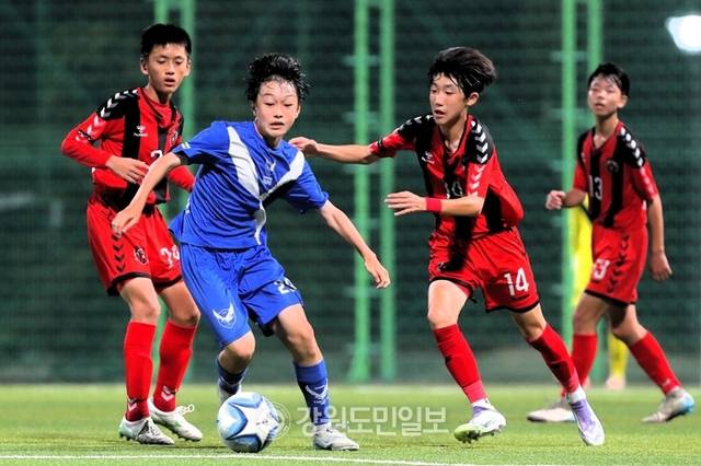 ▲ 지난 30일 평창 대관령고원전지훈련장에서 강원 속초연세FCU15와 서울 석관중의 2025 금강대기 중등 U14 유스컵 8강 경기가 열렸다. 한규빈 기자