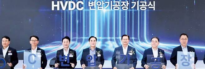 이상운 효성 부회장(오른쪽 세 번째)과 효성중공업 관계자들이 30일 경남 창원공장에서 열린 전압형 초고압직류송전(HVDC) 변압기 공장 기공식에서 기념촬영을 하고 있다.  /효성중공업 제공