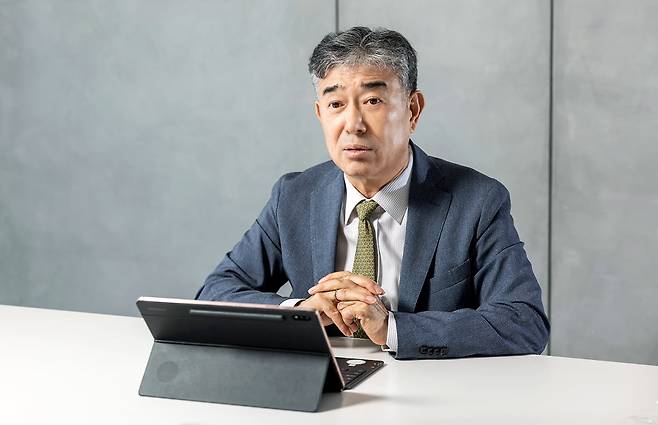 안완기 SK텔레콤 고객신뢰위원장이 SK텔레콤 뉴스룸 인터뷰에서 질문에 답하고 있다. 사진=SK텔레콤