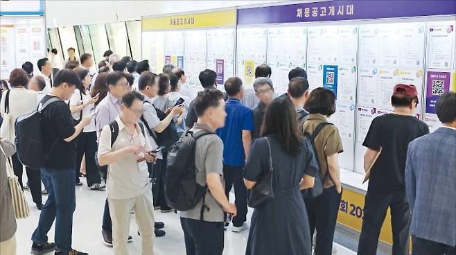 서울시50플러스재단이 1일 을지로 동대문디자인플라자(DDP) 아트홀에서 연 ‘서울시 중장년 일자리 박람회 2025’에서 중장년 구직자들이 채용공고 게시대를 살펴보고 있다. /사진=이솔 기자