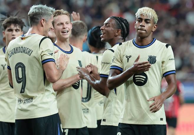 31일 서울월드컵경기장에서 열린 FC바르셀로나 2025 아시아투어 에디션 FC서울과 FC바르셀로나의 경기. 전반전 라민 야말(오른쪽)이 팀 두번째 골을 넣고 세리머니를 하고 있다. 연합뉴스