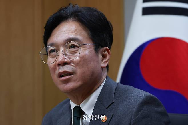 김영훈 고용노동부 장관이 지난 29일 서울 중구 서울지방고용노동청 회의실에서 경향신문과 인터뷰를 하고 있다. 성동훈 기자