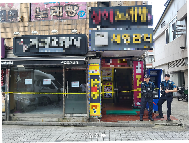 경찰이 31일 서울 구로구의 여성 살해 사건이 발생한 건물 앞에 폴리스라인을 치고 출입을 통제하고 있다. 김태욱 기자