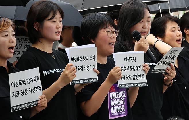 여성시민사회단체 회원들이 31일 서울 용산구 대통령실청사 앞에서 여성살해 및 여성폭력 종합대책 마련을 촉구하는 기자회견을 하고 있다. 김창길 기자