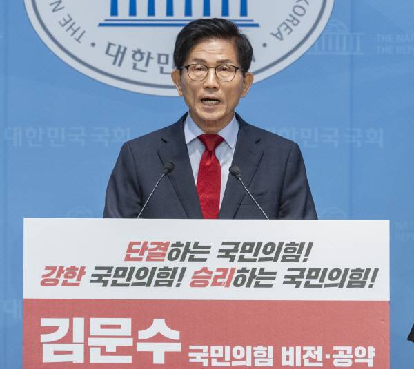 국민의힘 당 대표 선거에 출마한 김문수 후보가 31일 국회 소통관에서 비전·공약 발표를 하고 있다. 연합뉴스