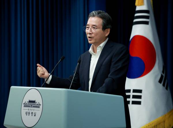 김용범 대통령실 정책실장이 31일 서울 용산 대통령실 청사에서 한미 관세협상 타결 관련 브리핑을 한 뒤 취재진 질문에 답하고 있다. 연합뉴스