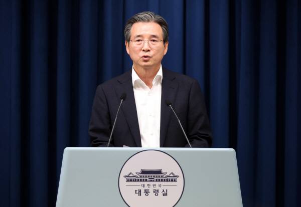 김용범 정책실장이 31일 용산 대통령실 기자회견장에서 ‘한국형 차세대 전력망’ 관련 브리핑을 하고 있다. 연합뉴스