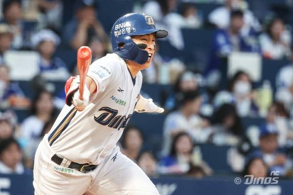 31일 NC 다이노스는 한화와 트레이드로 손아섭 선수를 내주는 드래프트를 단행했다. 사진은 올 시즌 타석에서 안타를 친 뒤 타구를 응시하는 손아섭 모습.. NC 다이노스 제공