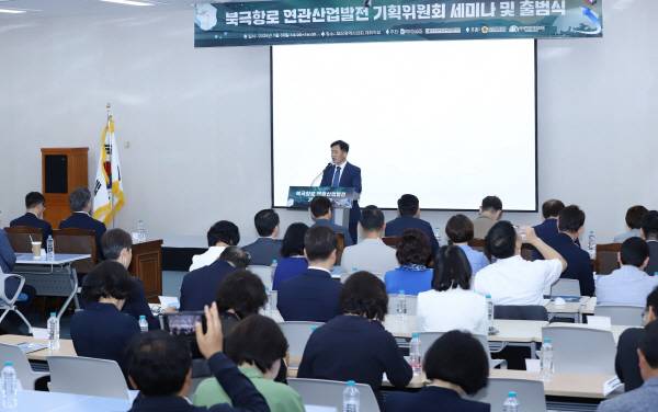 기획위원회 출범이 있기까지의 경과를 (사)극지해양미래포럼을 운영하고 있는 국제신문 박수현국장이 발표하고 있다.